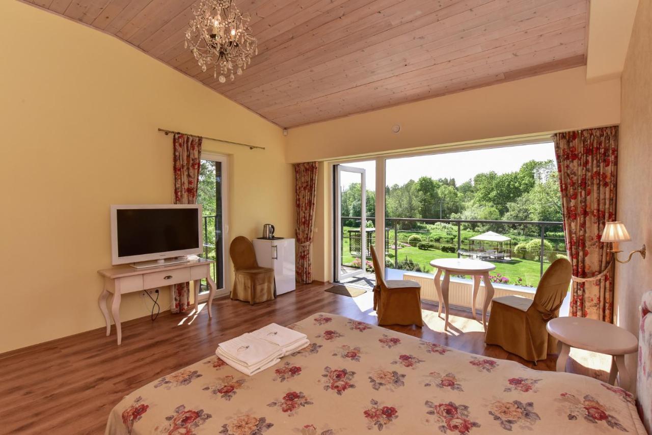 Pusu Takas Hotel Andrioniškis Kültér fotó